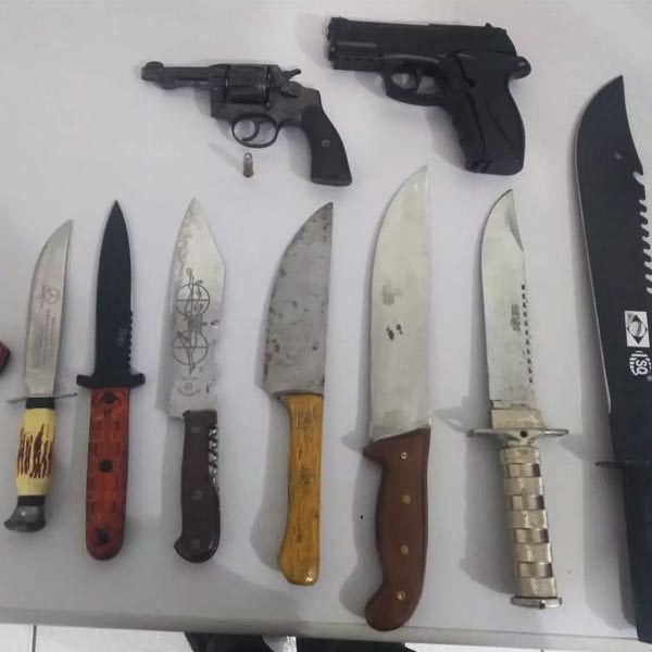 Homem é flagrado com facas e armas de fogo dentro de casa após denúncia sobre ameaça