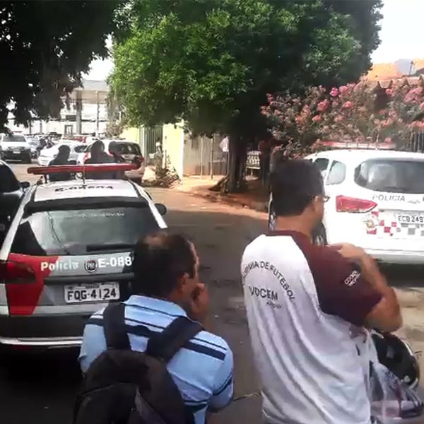 Homem morre esfaqueado e baleado na frente de casa em Assis