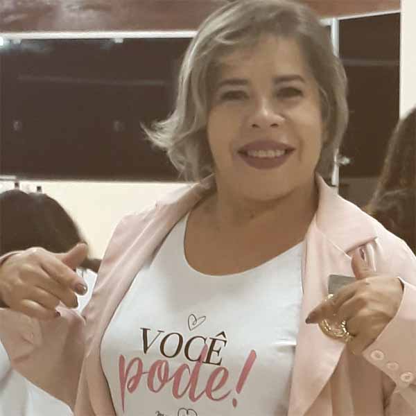 Thiana Fernandes apaga velinhas nesta segunda