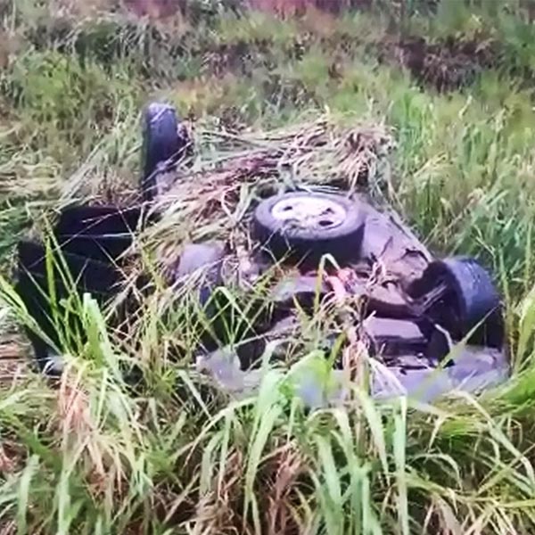 Roda de carro se solta e veículo capota na SP-294 em Marília