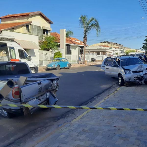 Motorista sofre princípio de infarto e bate em quatro veículos em Tupã