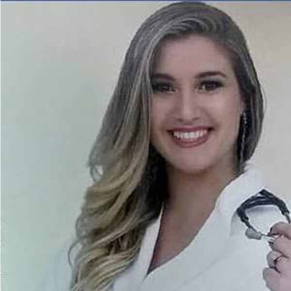 Juliana Pereira recebe os parabéns pelo seu aniversário