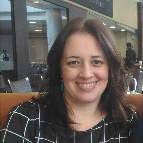 Ana Paula Bazzo apaga velinhas nesta segunda
