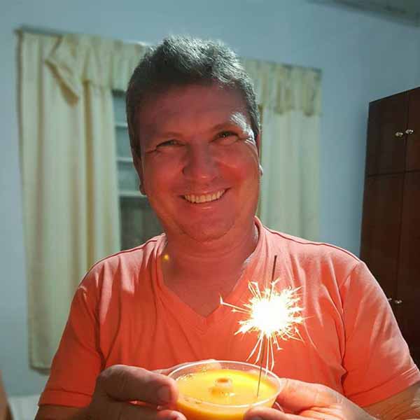 Eduardo Alemão apaga velinhas neste domingo