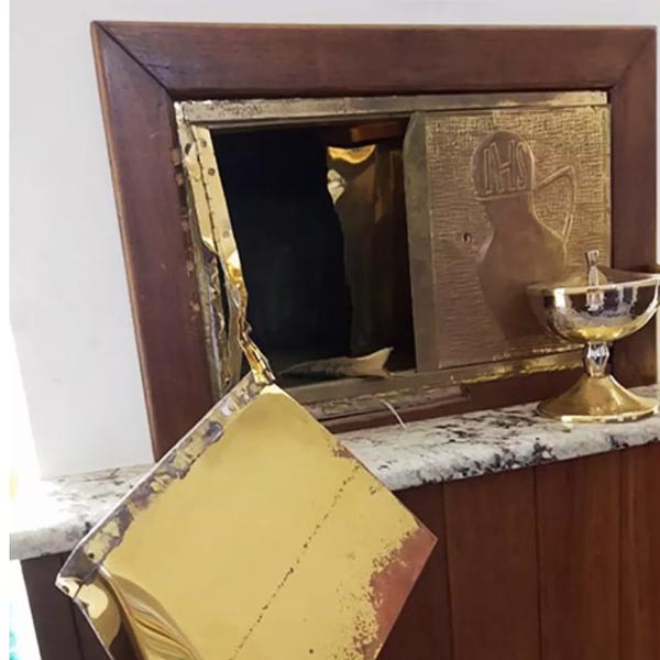 Suspeitos invadem e furtam igreja em Cândido Mota