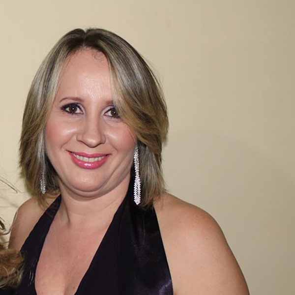 Ana Angelica recebe os parabéns pelo seu aniversário