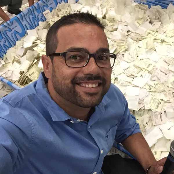 Fabio Santos comemora mais um ano de vida