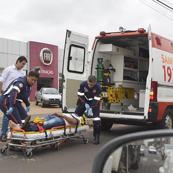 Motociclista vai parar embaixo de caminhão após ser 'fechado' pelo veículo