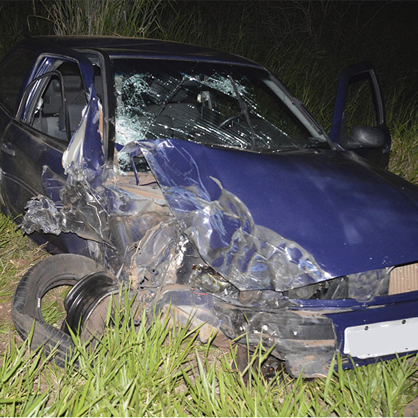 Carro tenta fazer ultrapassagem e colide contra carreta na rodovia Paraguaçu/Quatá