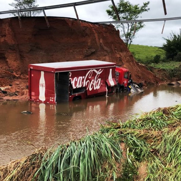 Morador de Marília morre após cair com carro em cratera na SP-333