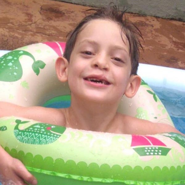 Família de criança com doença degenerativa faz campanha por doador de medula óssea