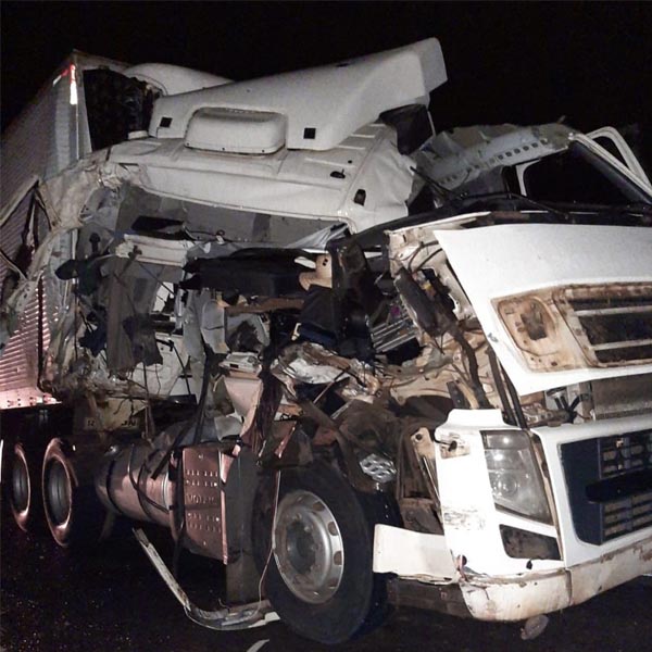 Motorista sai ileso de acidente que deixou cabine de caminhão destruída em Assis