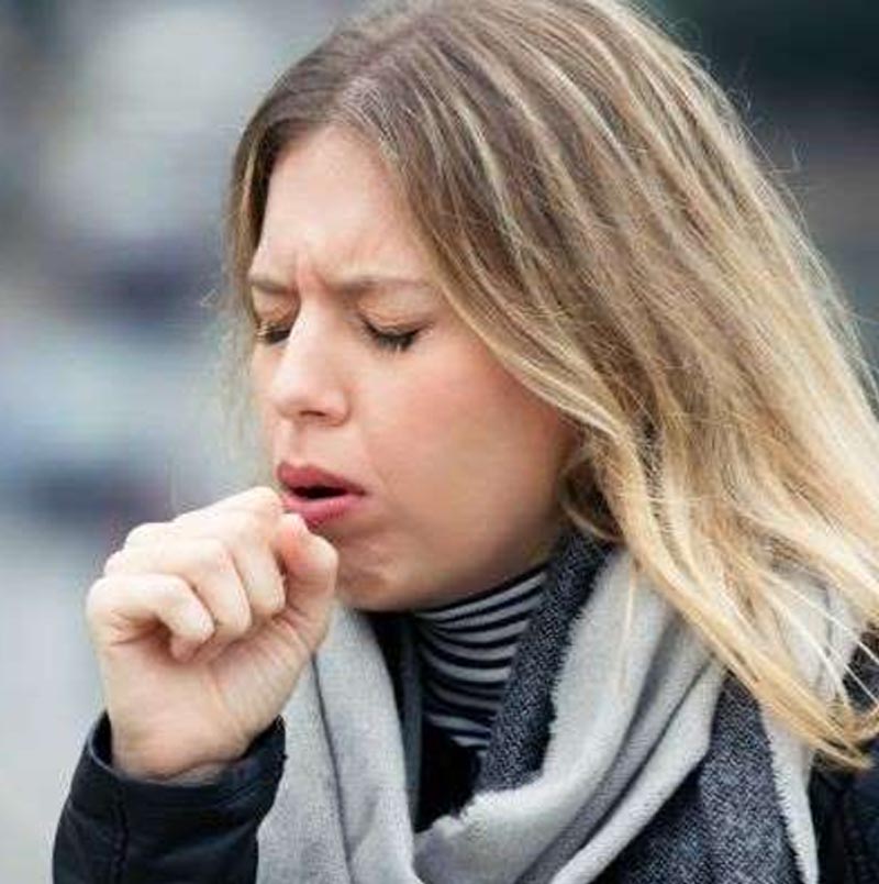 Espirrar ou tossir com a mão na frente é errado e aumenta risco de espalhar doença