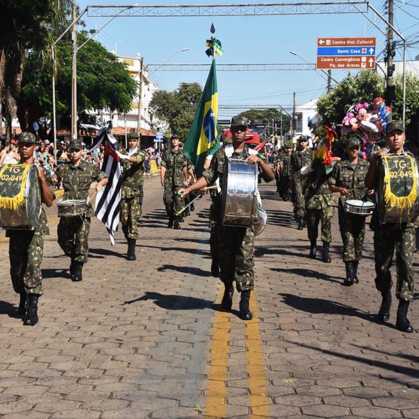 Desfile cívico marca a comemoração dos 95 anos de Paraguaçu Paulista