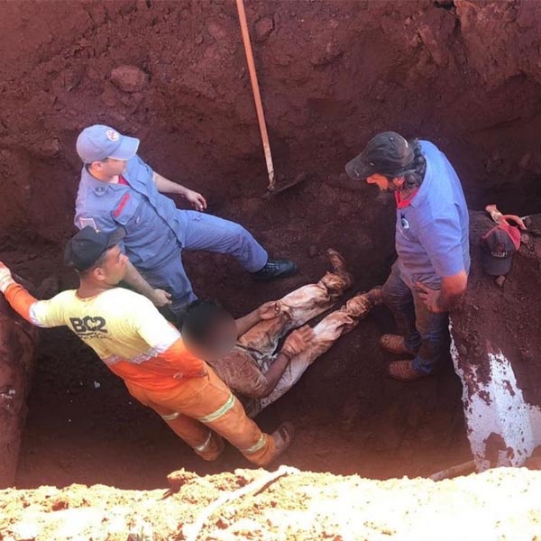 Homem é resgatado após ser soterrado durante trabalho em galeria de esgoto em Cândido Mota