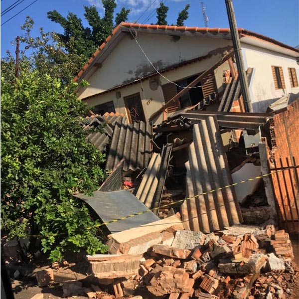 Ônibus desgovernado destrói frente de casa em Quatá