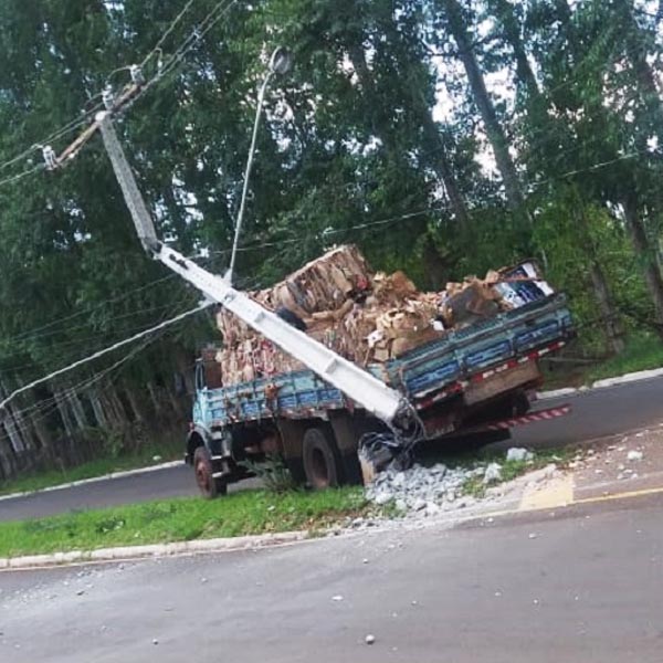 Caminhão perde freio e bate em poste no Parque Universitário em Assis