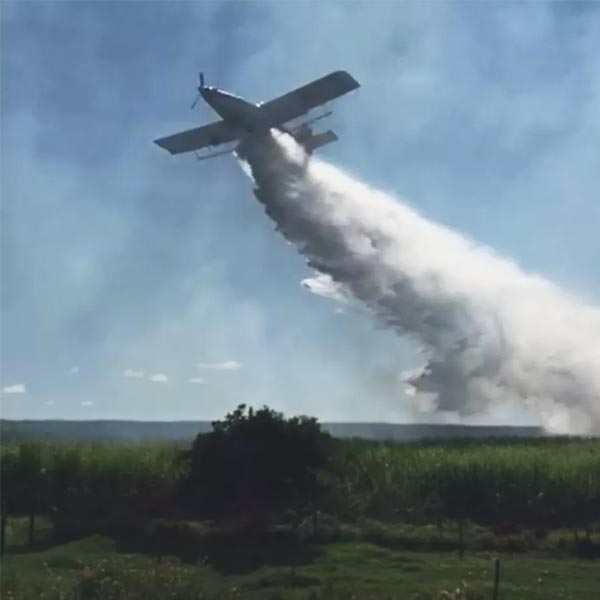 Caminhões-pipa e avião são utilizados para combater incêndio em canavial em Rancharia