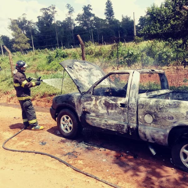 Fogo destrói caminhonete abandonada em estrada rural de Paraguaçu Paulista
