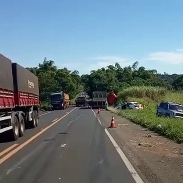 Duas pessoas ficam feridas em acidente com carretas em Quatá