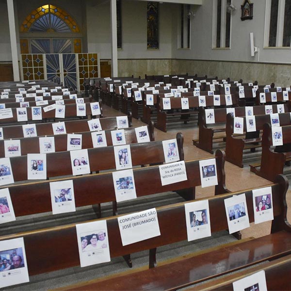 Em quarentena, Igreja Matriz fica lotada com fotos de fieis na celebração de Domingo de Ramos