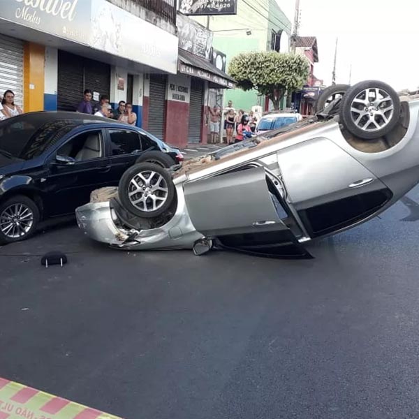 Motorista fica ferido após bater em carro estacionado e capotar em avenida de Tupã