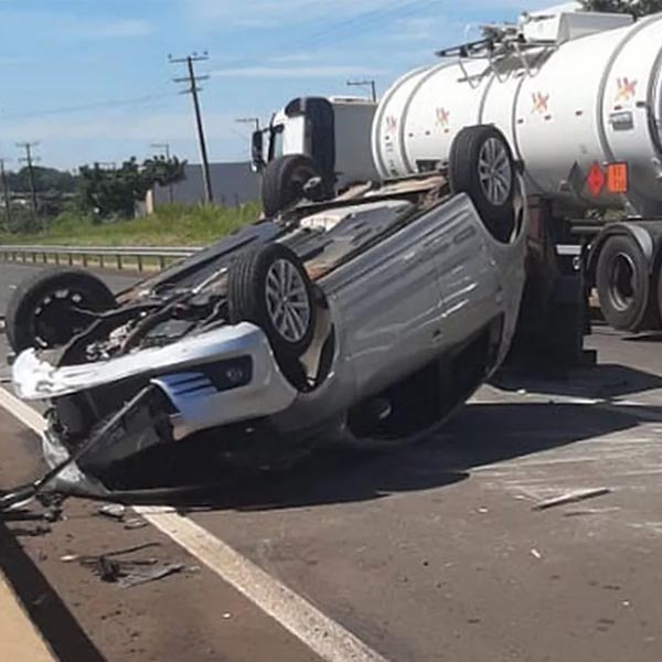 Motorista fica ferido ao capotar carro na Rodovia Miguel Jubran em Assis