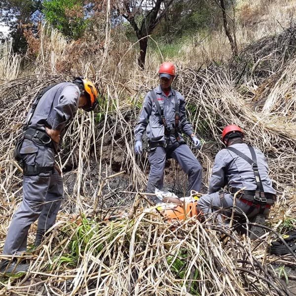 Bombeiros e helicóptero Águia se mobilizam para resgatar jovem que caiu em penhasco em Marília
