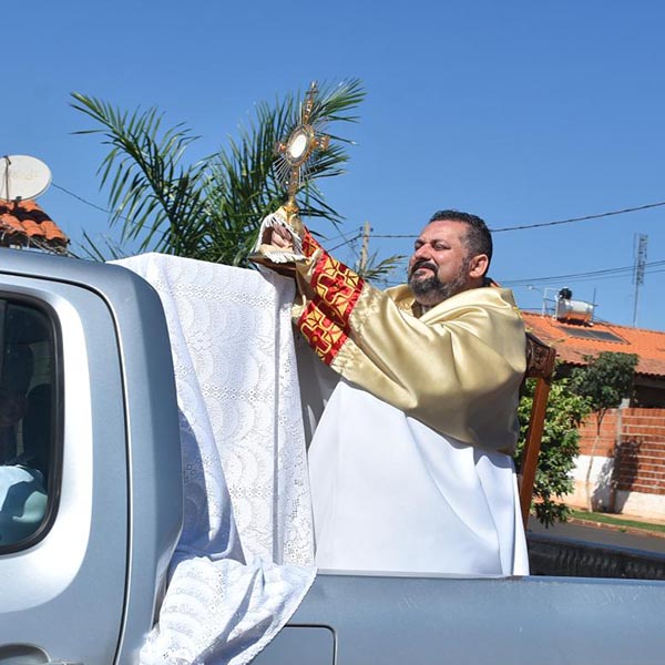 Santíssimo sai em carro aberto pelas ruas de Paraguaçu Paulista