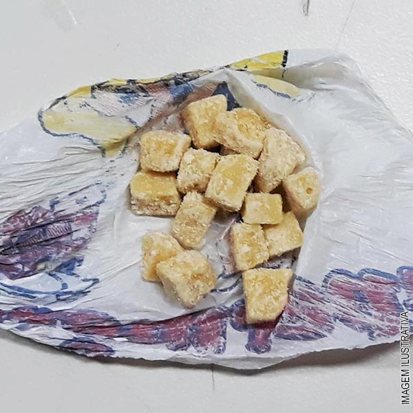 Jovem vai parar atrás das grades após ser flagrado traficando drogas em Paraguaçu