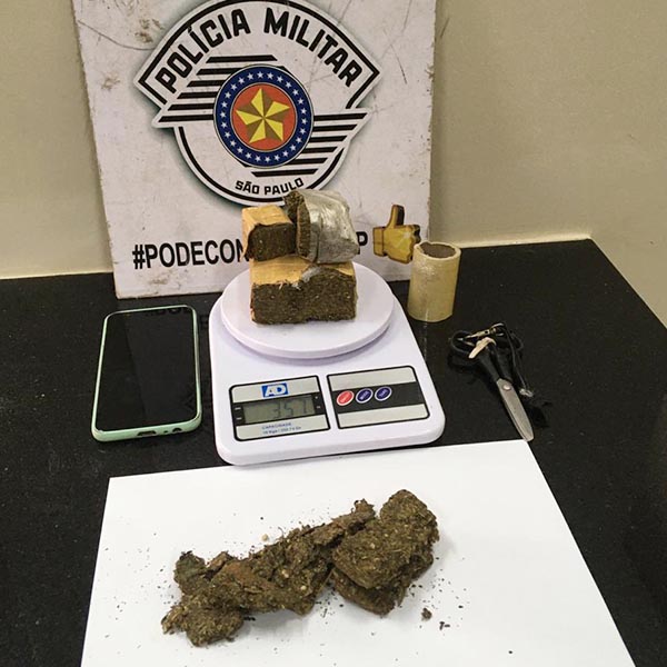 Jovem é preso após PM encontrar quase meio quilo de maconha em quintal, em Paraguaçu
