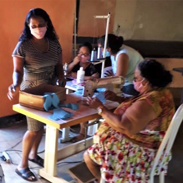 Voluntárias da Roseta produzem mais de 700 máscaras, com apoio do Fundo Social