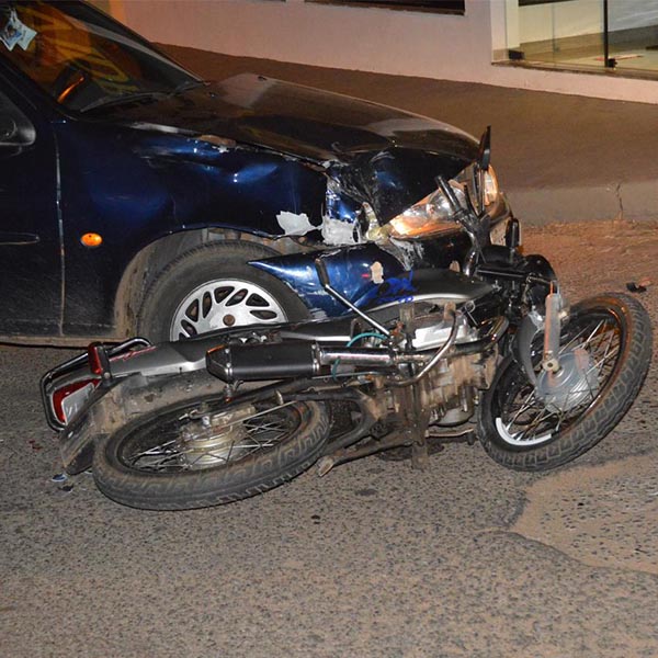 Colisão frontal entre carro e moto deixa duas pessoas feridas em Paraguaçu Paulista