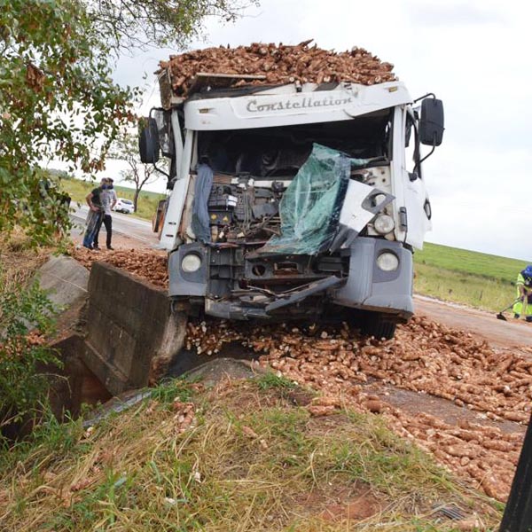 Acidente entre caminhões provoca congestionamento de cerca de 4 km na rodovia Paraguaçu/Quatá