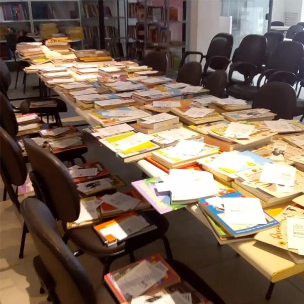 Marília adiciona livros a cestas básicas que serão doadas a moradores