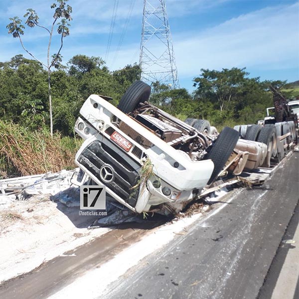 Carreta carregada de fécula de mandioca tomba e deixa motorista preso nas ferragens