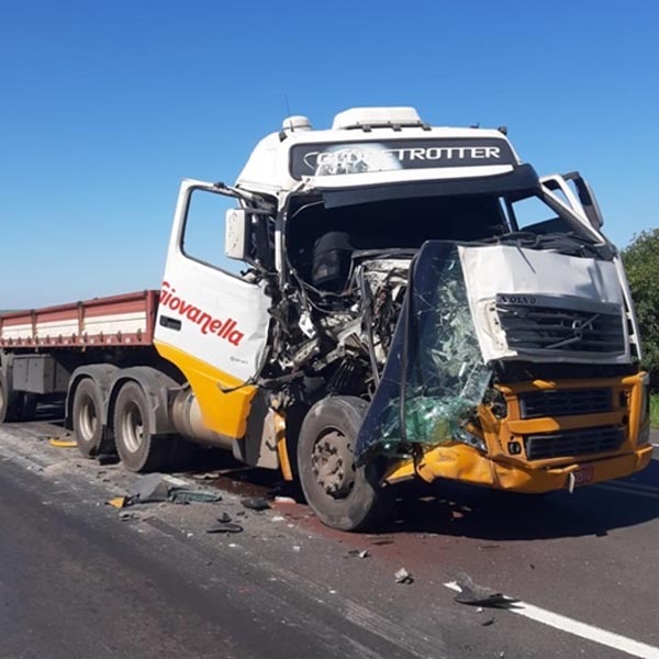 Carretas colidem no trevo de acesso à Quatá