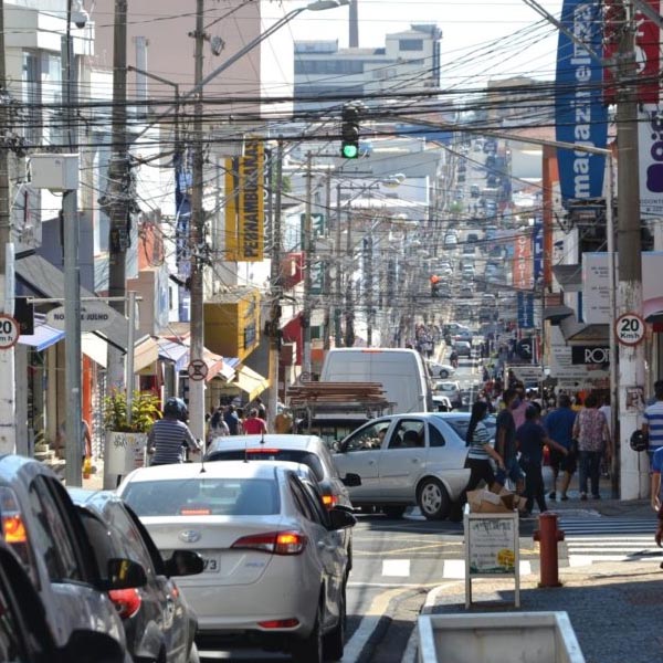 Reabertura do comércio tem filas e movimento intenso em Marília
