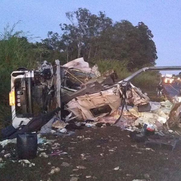 Motorista morre após caminhão tombar na rodovia em Assis
