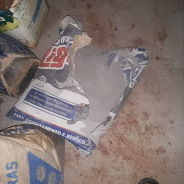 Homem é flagrado tentando furtar sacos de cimento em construção