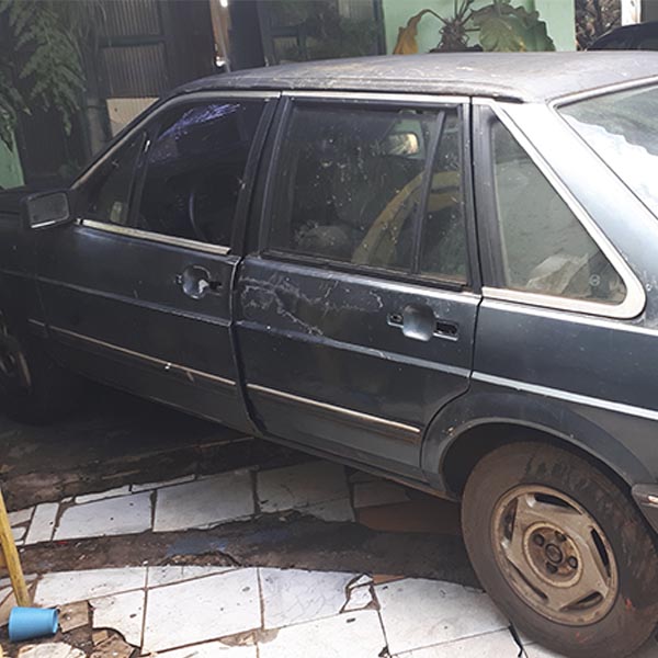 Carro furtado em Paraguaçu é encontrado abandonado em milharal de Cândido Mota