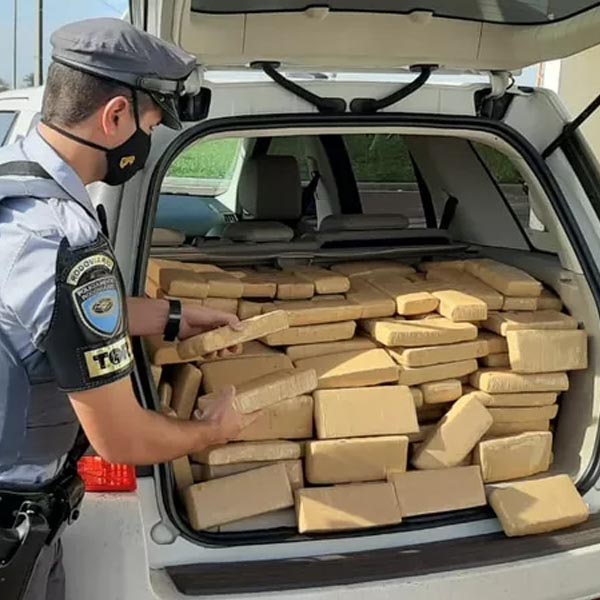 Polícia Rodoviária apreende carro lotado de maconha e prende homem em flagrante em Rancharia