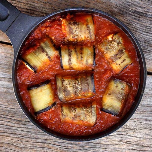 Rolinhos de berinjela com ricota ao molho de tomate