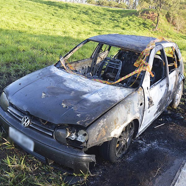 Carro fica destruído pelo fogo na rodovia Paraguaçu/Quatá