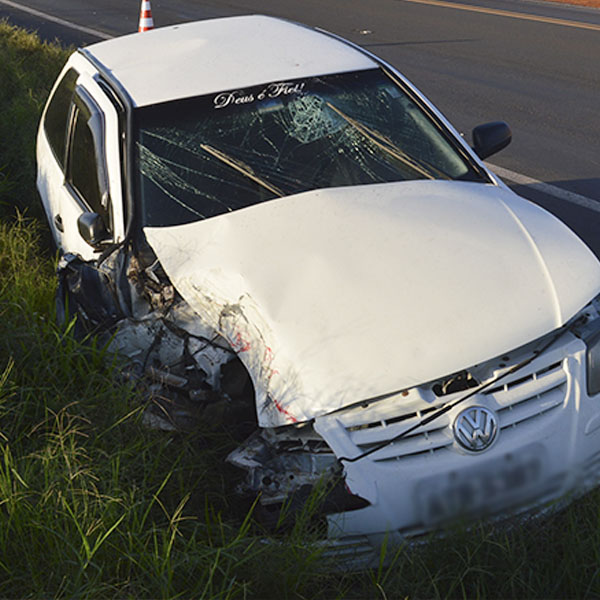 Carro colide contra carreta que saia do acostamento na rodovia Paraguaçu/Quatá