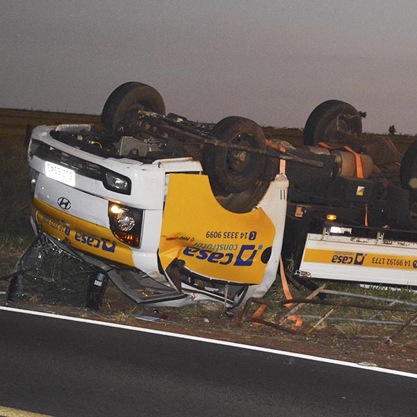 Caminhão capota ao tentar ultrapassagem na rodovia Paraguaçu/Assis