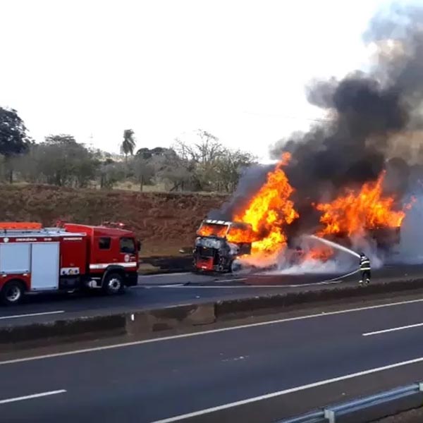 Incêndio destrói caminhão em rodovia de Assis