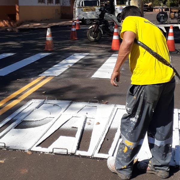Depois do recape, ruas da Roseta recebem sinalização de trânsito