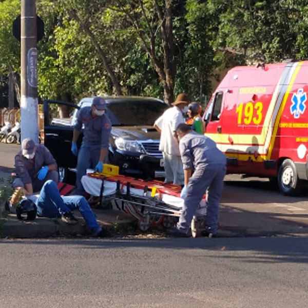 Carro atropela motociclista em cruzamento de ruas em Paraguaçu