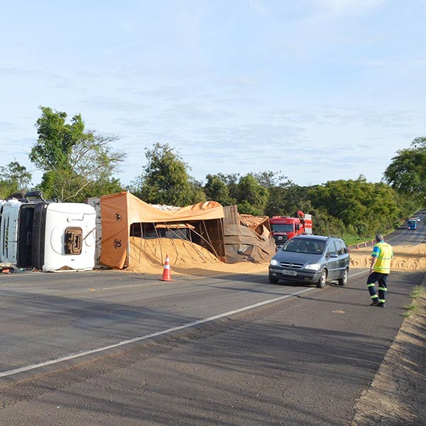 Carreta tomba e carga de farelo de soja fica espalhada pela rodovia Paraguaçu/Quatá